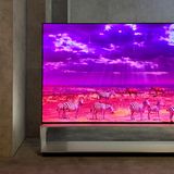 Riesiger Bekannter Von LG kam diesmal kein vollkommen neues Gerät. Stattdessen kündigte man die Riesen-OLEDs der Signature-Serie auch für Deutschland an. Die OLED-TVs mit 8K sind aber erwartungsgemäß keine Schnäppchen: 30.000 Euro kostet das Modell in 88 Zoll. Da wirken die 5000 Euro für die 75 Zoll Variante glatt günstig.