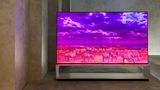 Riesiger Bekannter Von LG kam diesmal kein vollkommen neues Gerät. Stattdessen kündigte man die Riesen-OLEDs der Signature-Serie auch für Deutschland an. Die OLED-TVs mit 8K sind aber erwartungsgemäß keine Schnäppchen: 30.000 Euro kostet das Modell in 88 Zoll. Da wirken die 5000 Euro für die 75 Zoll Variante glatt günstig.