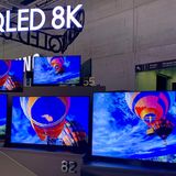 Klein, aber scharf  Als erster Hersteller hatte Samsung im Frühjahr mit der Q950-Reihe eine ganze Serie von 8K-Modellen herausgebracht. Auf der IFA stellten die Koreaner nun das letzte Mitglied vor: Ein Modell in nur 55 Zoll. So viele Pixel pro Bildpunkt schaffte kein Modell in dieser Größe. Ob das sinnvoll ist, sei dahingestellt. Offenbar sieht der Konzern eine Nachfrage. Der Preis ist mit 4000 Euro aber doch saftig.