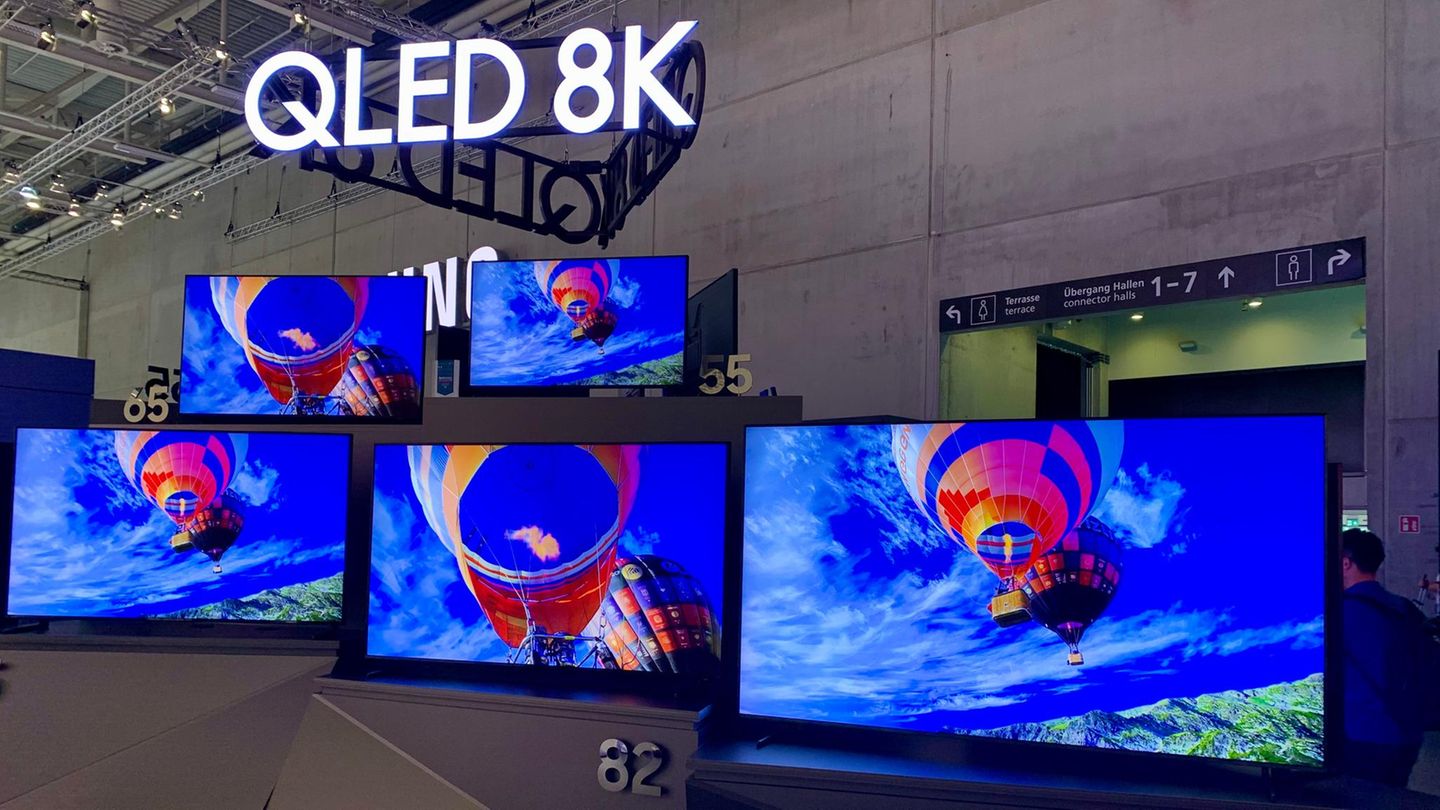 Klein, aber scharf  Als erster Hersteller hatte Samsung im Frühjahr mit der Q950-Reihe eine ganze Serie von 8K-Modellen herausgebracht. Auf der IFA stellten die Koreaner nun das letzte Mitglied vor: Ein Modell in nur 55 Zoll. So viele Pixel pro Bildpunkt schaffte kein Modell in dieser Größe. Ob das sinnvoll ist, sei dahingestellt. Offenbar sieht der Konzern eine Nachfrage. Der Preis ist mit 4000 Euro aber doch saftig.