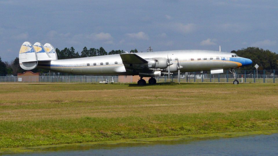 Follow Me: Noch vor der Renovierung: eines der drei Exemplare der Lockheed L-1649A Starliner mit der alten Lufthansa-Bemalung aus den 50er Jahren auf einem Flugplatz in Florida. Noch vor der Renovierung: eines der drei Exemplare der Lockheed L-1649A Starliner mit der alten Lufthansa-Bemalung aus den 50er Jahren auf einem Flugplatz in Florida.