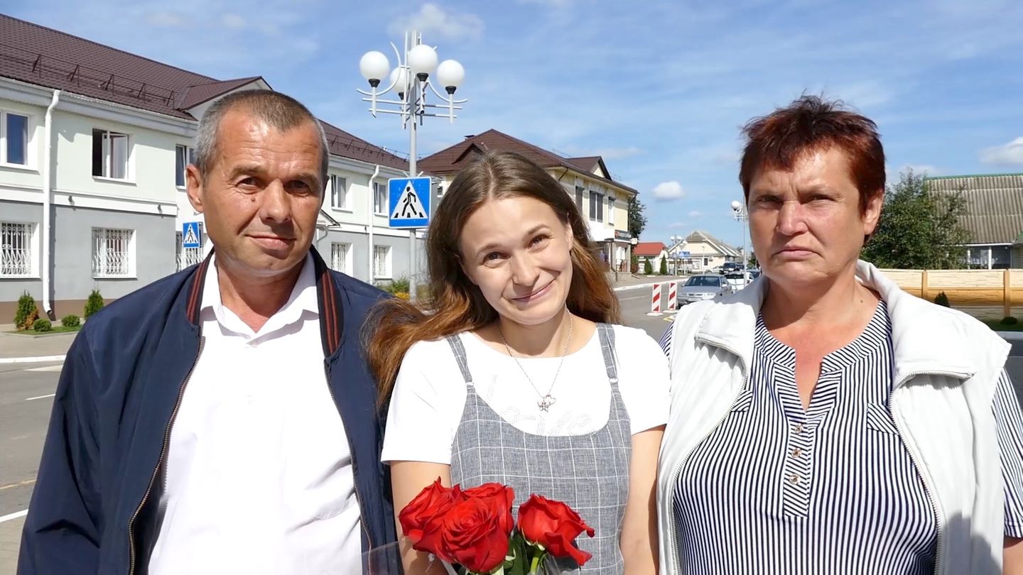Vater Viktor, Tochter Julia Alpatowa und Mutter Ljudmila nach ihrem ersten Wiedersehen