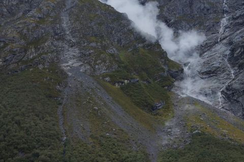 Kurz nach dem Bergrutsch stiegen große Staubwolken auf