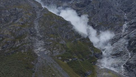 Kurz nach dem Bergrutsch stiegen große Staubwolken auf