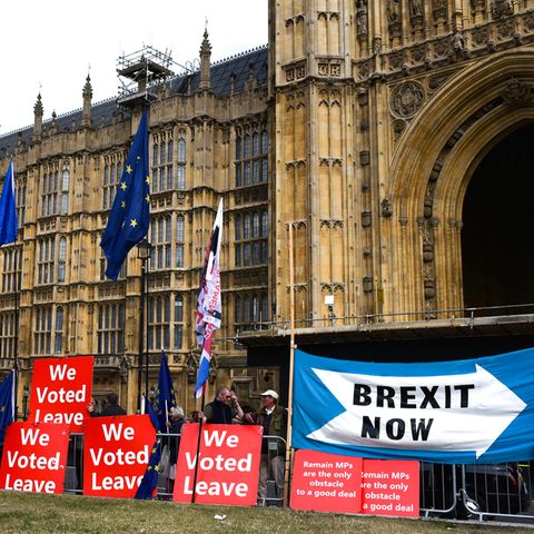 Menschen mit Pro-Brexit Plakaten stehen vor dem britischen Parlament
