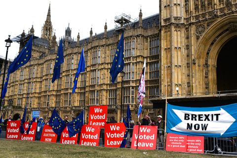 Menschen mit Pro-Brexit Plakaten stehen vor dem britischen Parlament