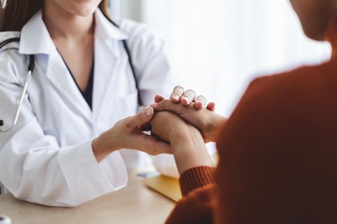 Ärzte-Appell: Eine Ärztin hält die Hand einer Patientin