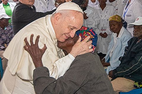  Papst Franziskus umarmt im Dream-Zentrum von Sant'Egidio eine alte Frau