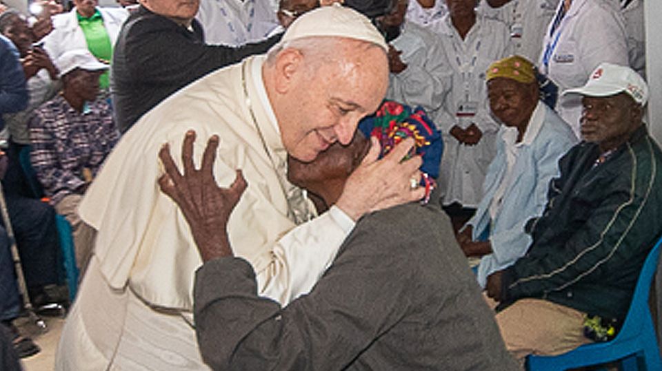 Papst Franziskus umarmt im Dream-Zentrum von Sant'Egidio eine alte Frau Papst Franziskus umarmt im Dream-Zentrum von Sant'Egidio eine alte Frau