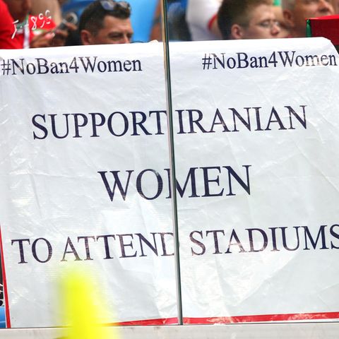 Seit der Islamischen Revolution 1979 ist es iranischen Frauen verboten, Fußballstadien zu besuchen.