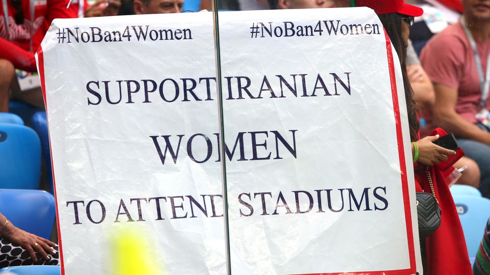 Seit der Islamischen Revolution 1979 ist es iranischen Frauen verboten, Fußballstadien zu besuchen.