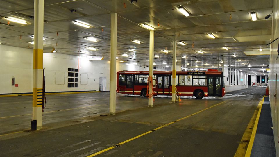 Reisen in Zeiten von Flugscham: Der Shuttle-Bus fährt direkt aufs Fährschiff und entlässt dort den einzigen Passagier Der Shuttle-Bus fährt direkt aufs Fährschiff und entlässt dort den einzigen Passagier