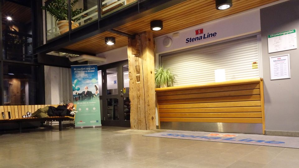 Reisen in Zeiten von Flugscham: Im Hafenhaus von Trelleborg in Schweden: für Passagiere ist es der Wartesaal, für andere eine trockene und warme Schlafgelegenheit. Im Hafenhaus von Trelleborg in Schweden: für Passagiere ist es der Wartesaal, für andere eine trockene und warme Schlafgelegenheit.