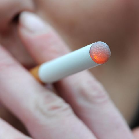 Eine Frau raucht am eine elektrische Zigarette