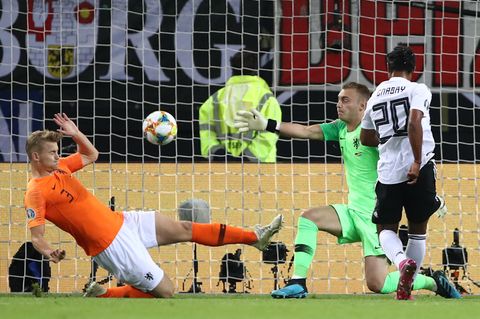 Serge Gnabry (r.) aus der deutschen Elf erzielt das Tor zum 1:0