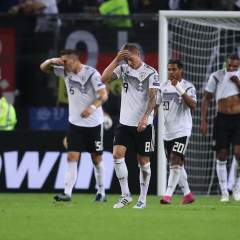Nico Schulz, Niklas Süle, Toni Kroos Serge Gnabry, Jonathan Tah und Manuel Neuer (v.l.n.r.) nach der Niederlage gegen Holland