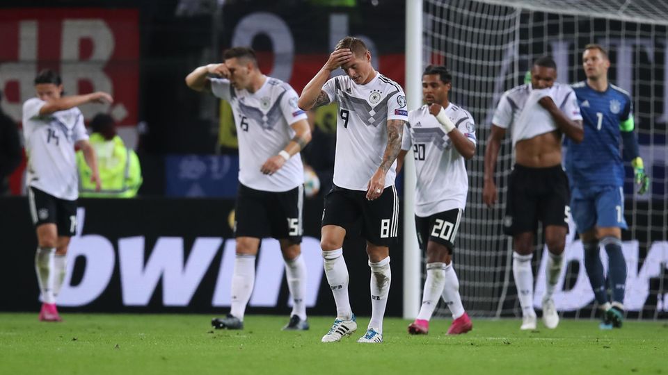 Nico Schulz, Niklas Süle, Toni Kroos Serge Gnabry, Jonathan Tah und Manuel Neuer (v.l.n.r.) nach der Niederlage gegen Holland
