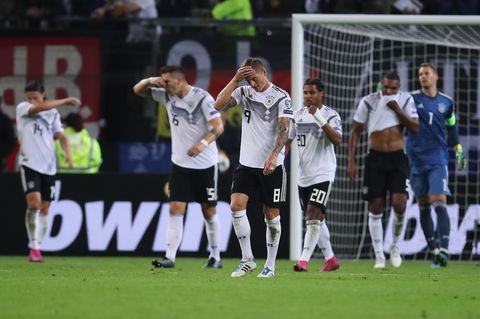 Nico Schulz, Niklas Süle, Toni Kroos Serge Gnabry, Jonathan Tah und Manuel Neuer (v.l.n.r.) nach der Niederlage gegen Holland