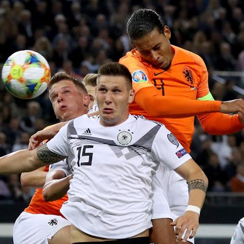 Niklas Süle verliert vor dem Eigentor von Tah ein Kopfballduell gegen Virgil van Dijk