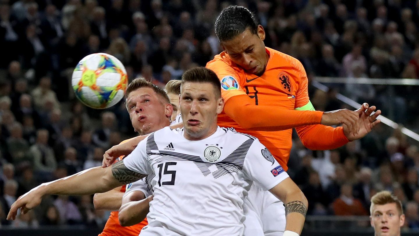 Niklas Süle verliert vor dem Eigentor von Tah ein Kopfballduell gegen Virgil van Dijk