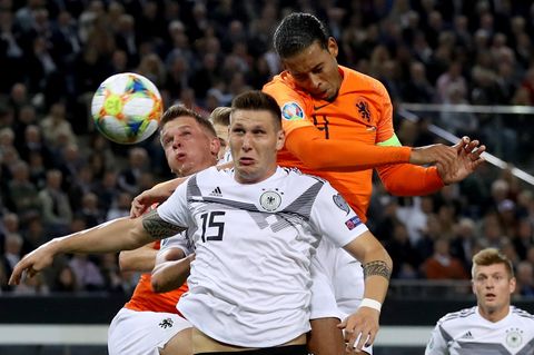 Niklas Süle verliert vor dem Eigentor von Tah ein Kopfballduell gegen Virgil van Dijk