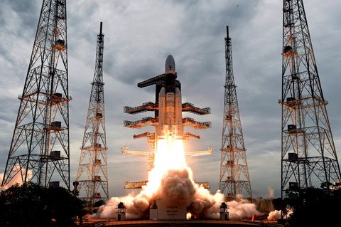 Dieses Foto zeigt wie eine Trägerrakete vom Typ GSLV Mark-III mit der unbemannten Sonde "Chandrayaan-2" startet. Eigentlich wollten Indien als viertes Land nach den USA, der Sowjetunion und China auf dem Mond landen. Die Mission ist misslungen.