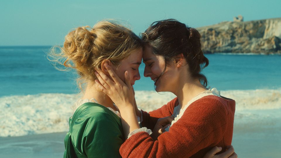 Zwei Frauen stehen, sich umarmend, am Meer