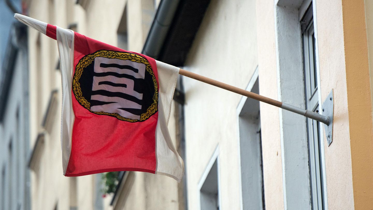 Eine Fahne der NPD hängt an der Parteizentrale in Berlin