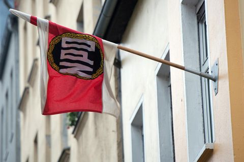Eine Fahne der NPD hängt an der Parteizentrale in Berlin