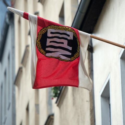 Eine Fahne der NPD hängt an der Parteizentrale in Berlin