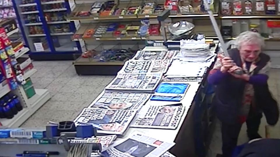 Aufnahme einer Überwachungskamera in einem Kiosk Aufnahme einer Überwachungskamera in einem Kiosk