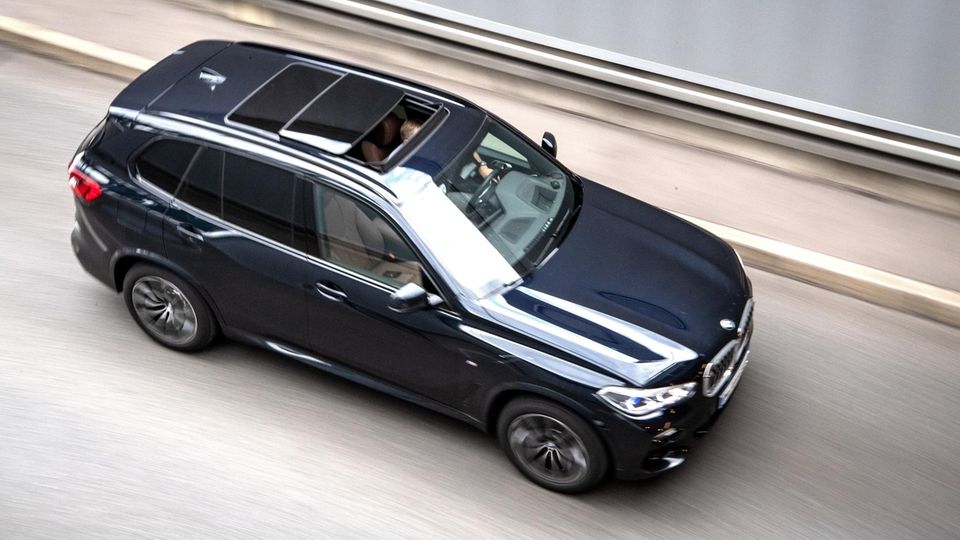SUV auf der Straße SUV auf der Straße