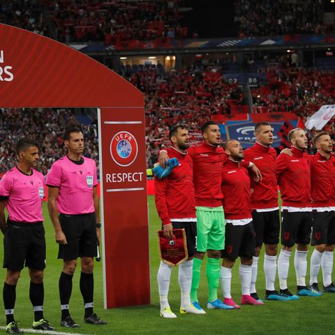 Die albanische Nationalmannschaft singt die Hymne