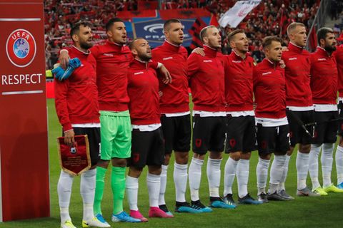Die albanische Nationalmannschaft singt die Hymne