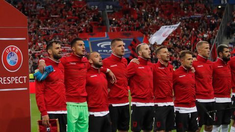 Die albanische Nationalmannschaft singt die Hymne
