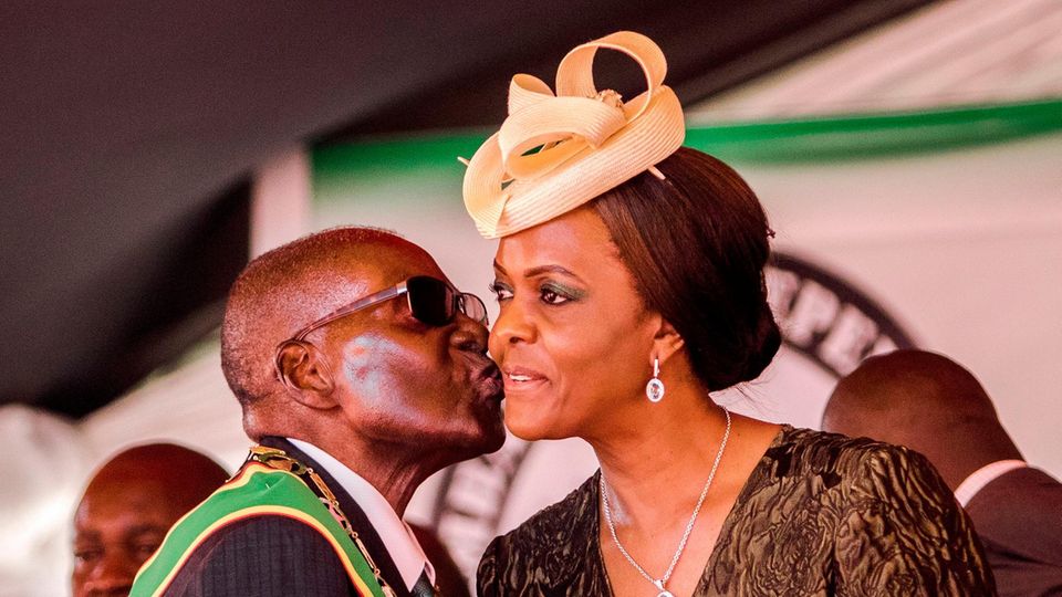 Robert Mugabe (l.) gibt seiner Frau Grace ein Küsschen