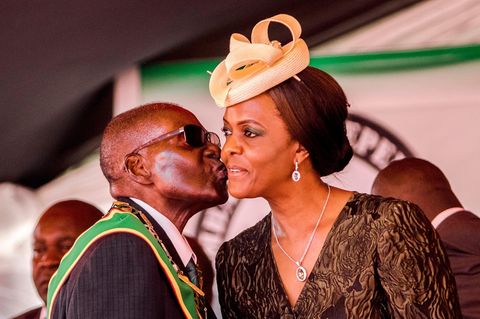 Robert Mugabe (l.) gibt seiner Frau Grace ein Küsschen