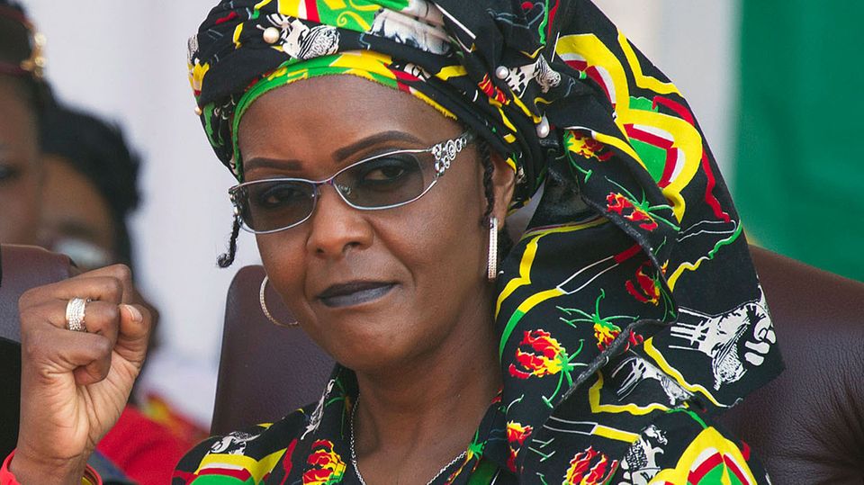 Die First Lady von Simbabwe, Grace Mugabe, nimmt an einer Parteiveranstaltung teil und ballt die Faust