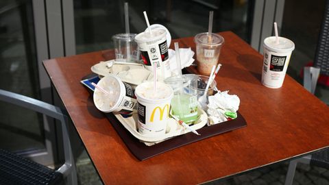 Ein Tablett voller Müll: Das Ergebnis eines Vor-Ort-Verzehrs bei McDonald's.