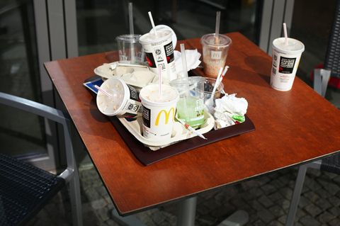 Ein Tablett voller Müll: Das Ergebnis eines Vor-Ort-Verzehrs bei McDonald's.