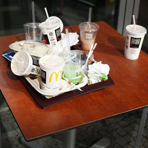 Ein Tablett voller Müll: Das Ergebnis eines Vor-Ort-Verzehrs bei McDonald's.