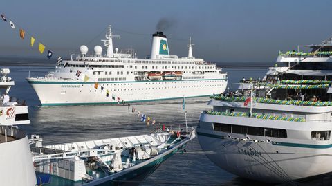 Das Kreuzfahrtschiff "Deutschland" fährt an der schon festgemachten "Amadea" und "Albatros" in Bremerhaven vorbei, um ebenfalls am Columbus-Kai festzumachen. 