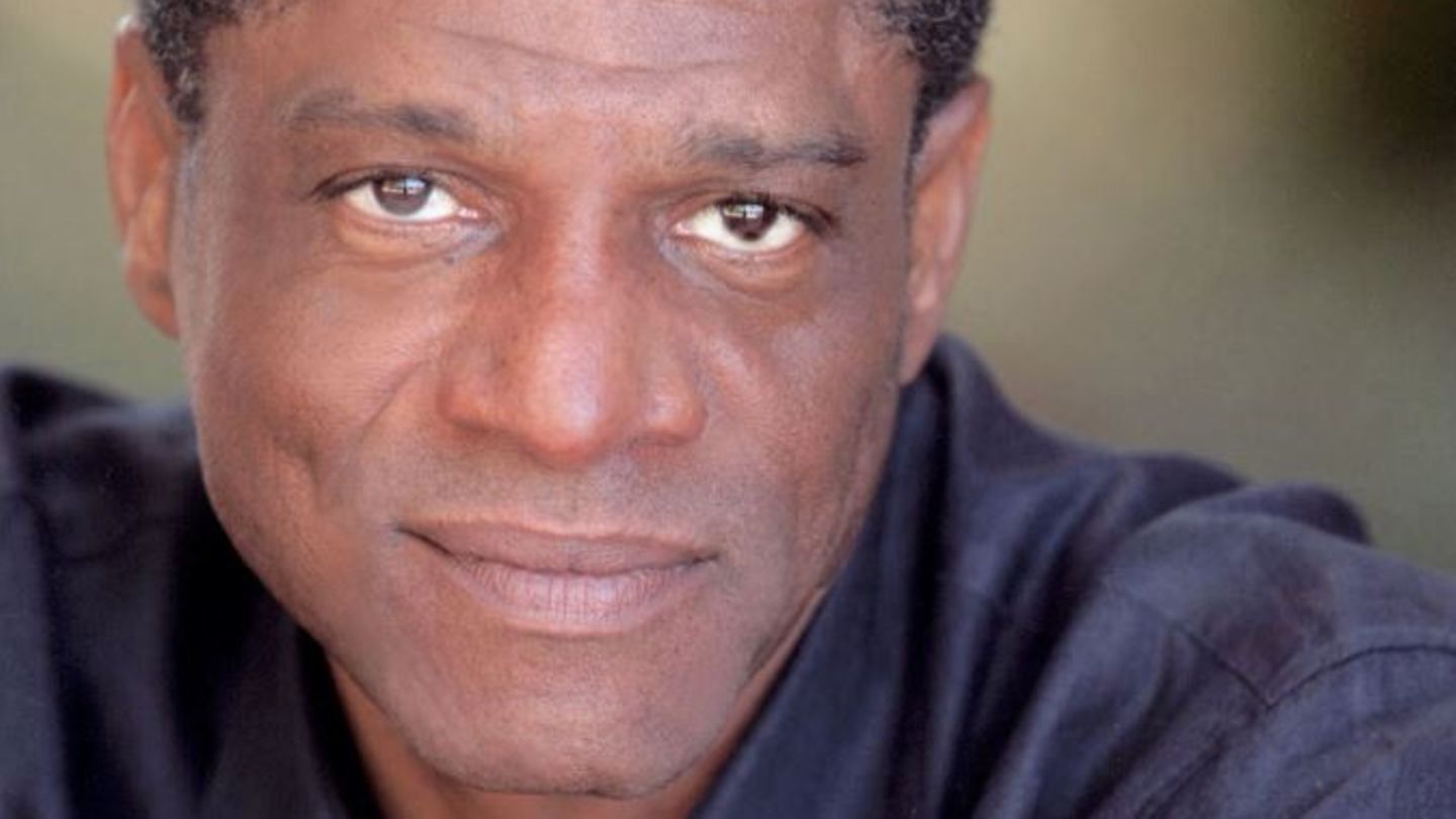 8. September 2019  Er hatte mehrere Gastauftritte in bekannten TV-Serien und war zuletzt in dem Kurzfilm "Second Acts" zu sehen - Schauspieler John Wesley verstarb mit 72 Jahren an den Folgen der seltenen Krebsform Morbus Kahler. Bekannt wurde Wesley unter anderem durch seine Rolle als Dr. Hoover in einer Folge von "Der Prinz von Bel-Air" an der Seite von Will Smith. "John Wesley war ein Geschenk für die Welt, seine Güte und Anmut sind in seinen Arbeiten für Theater, Fernsehen und Film unsterblich geworden. Es bricht mir das Herz, heute einen lieben Freund verloren zu haben", sagte sein Manager Gerry Pass laut Medienberichten. Wesley hinterlässt seine Ehefrau, seine beiden Töchter und seinen Stiefsohn.