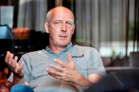 Mario Basler in grauem Shirt