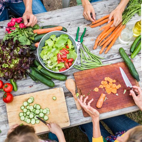 Gesunde Ernährung: Ein Tisch mit Gemüse