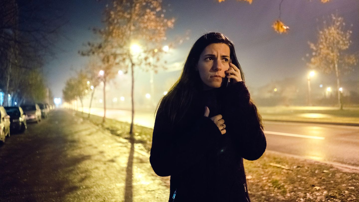 Gegen das Alleinsein auf dem dunklen Heimweg: Das Heimwegtelefon sucht ehrenamtliche Mitarbeiter Gegen das Alleinsein auf dem dunklen Heimweg: Das Heimwegtelefon sucht ehrenamtliche Mitarbeiter