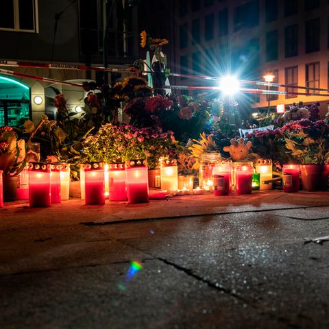 Blumen und Kerzen haben Trauernde an der Stelle abgelegt, an der am Freitagabend vier Menschen gestorben waren.