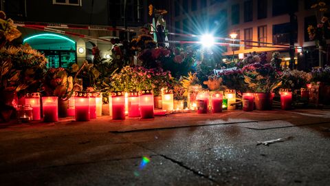 Blumen und Kerzen haben Trauernde an der Stelle abgelegt, an der am Freitagabend vier Menschen gestorben waren.