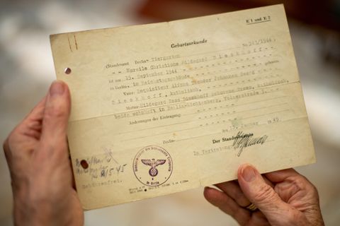 Geburtsurkunde einer im Reichstag geborenen Frau