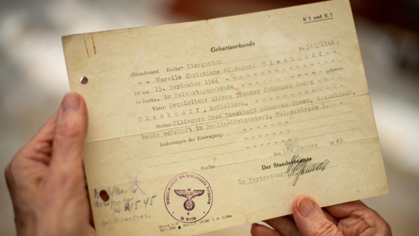 Geburtsurkunde einer im Reichstag geborenen Frau